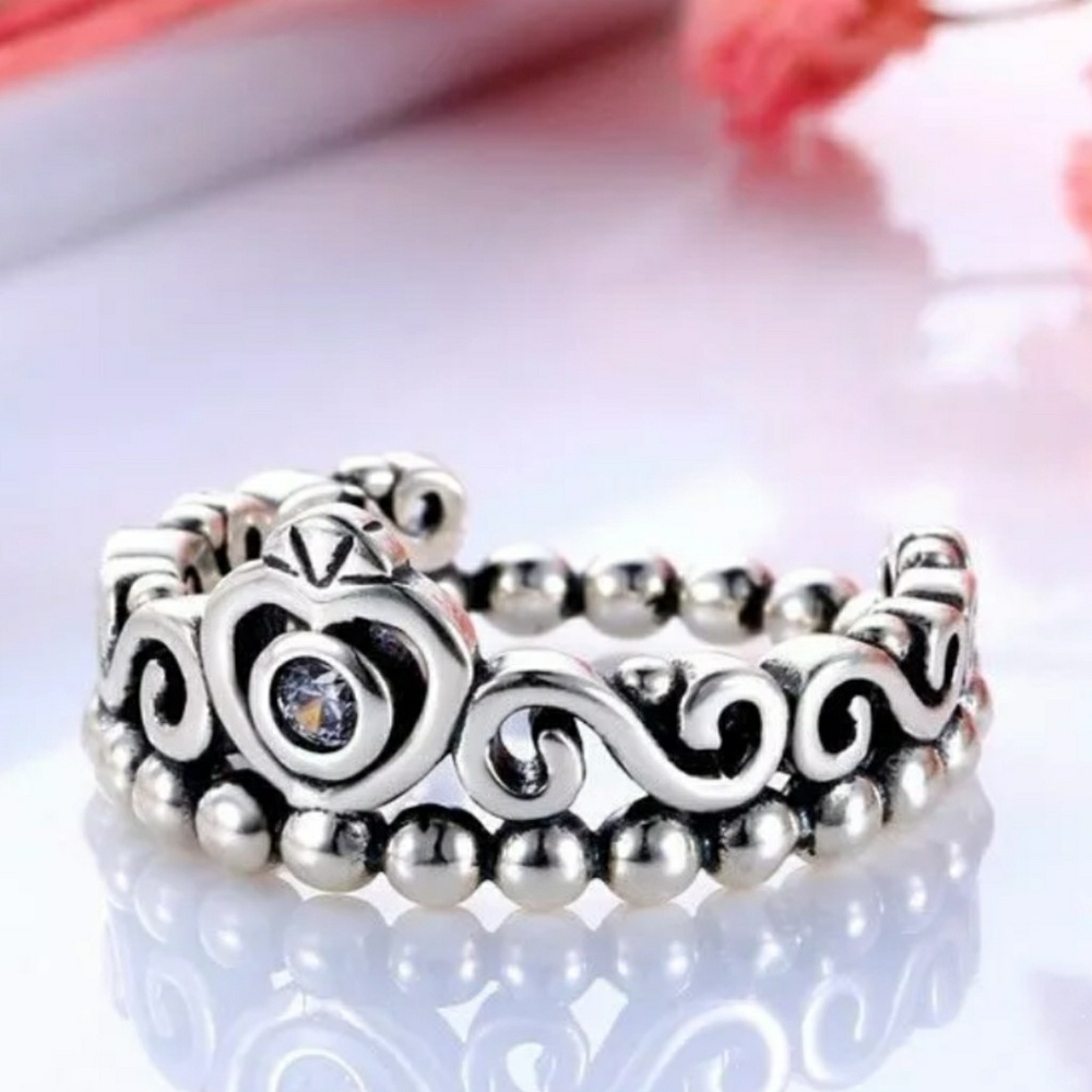 Sale🎉Crown ring size 6